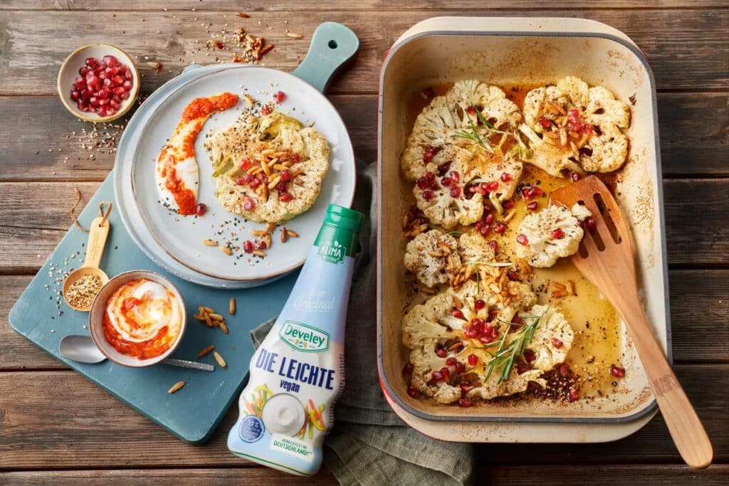 Blumenkohlsteaks aus dem Ofen mit 5-Gewürzpulver und Ajvar