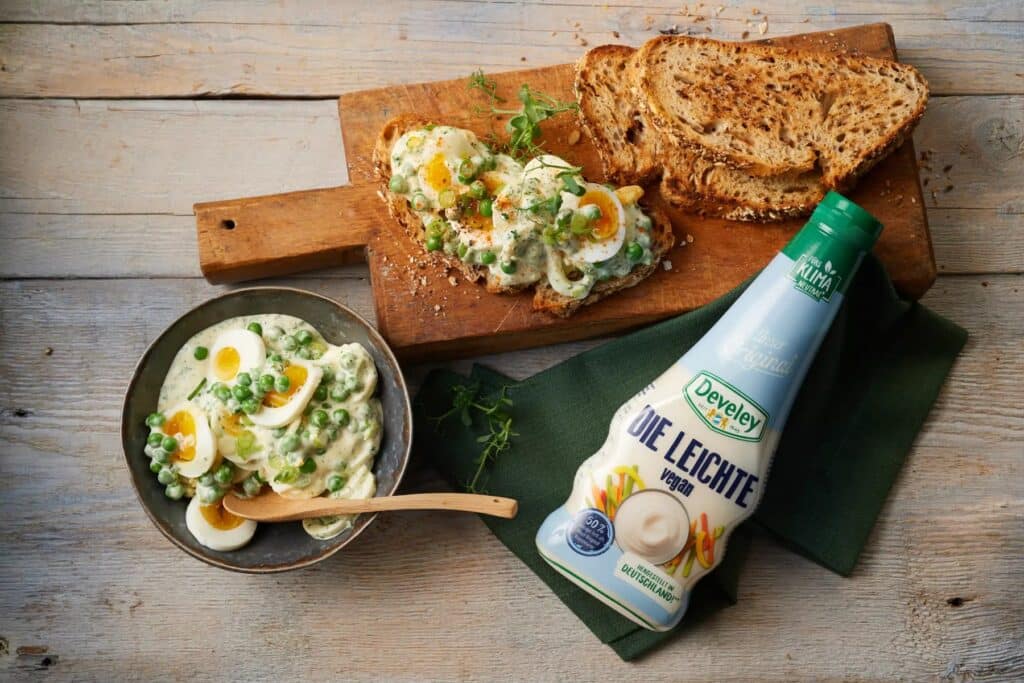 Eiersalat auf geröstetem Brot mit Kresse