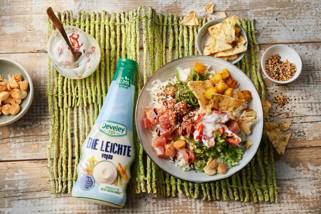 Poké-Bowl mit Jasmin-Reis, mariniertem Thunfisch, gebratener Ananas und scharfer Mayonnaise