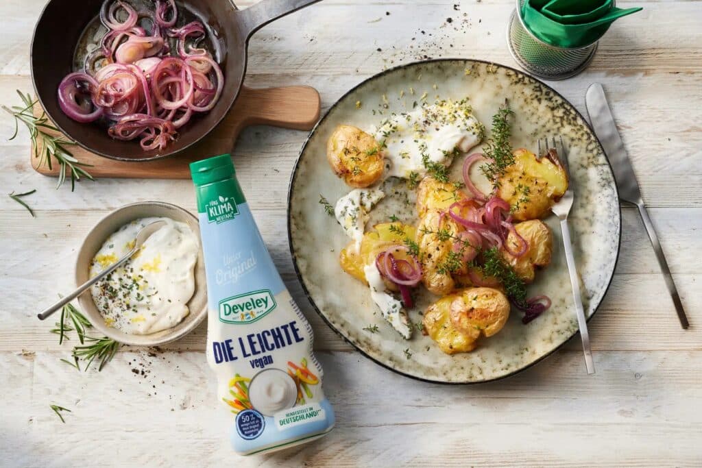 Smashed Potatoes mit geschmolzenen Zwiebeln und Rosmarin-Mayonnaise