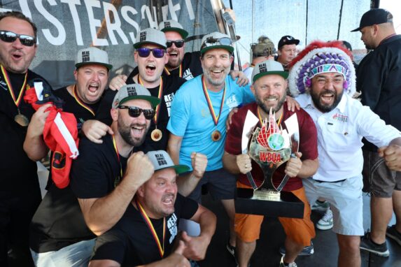 Grill WM_Real Smoke BBQ Real Smoke BBQ wurde 2019 von Adrian Peller und Stephan Beck gegründet.
Das Team wuchs – vor allem in den Jahren 2020 bis 2021
und zählt heute zehn Grillprofis aus der Region Stuttgart.